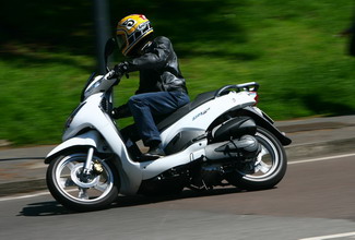 Новый большеколесный скутер Peugeot LXR